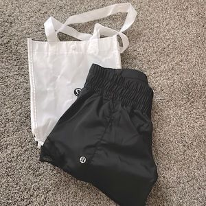 lululemon hottie hots shorts size 2 or 4